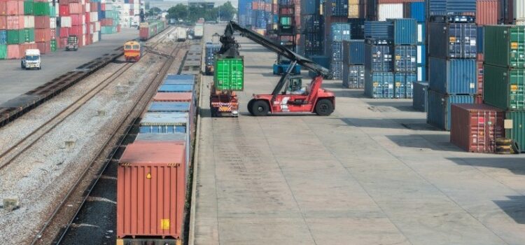 Multimodalne pociągi towarowe – czy sprawdzają się w imporcie towarów z Chin?