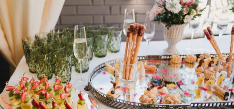 Catering czy restauracja – co wybrać na rodzinną imprezę?
